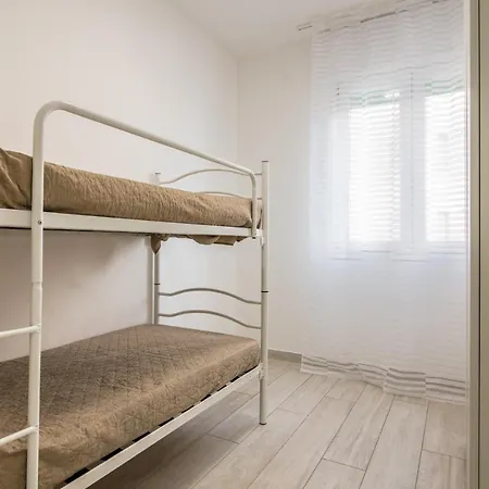 Piazza Mazzini A 2 Passi Dal Mare. Apartment